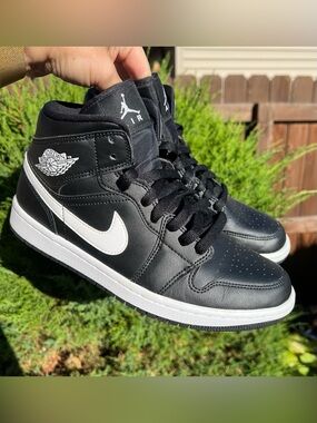 Nike Air Jordan 1 Mid Black White Women’s 8.5 Panda BQ6472-011